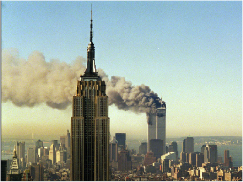 Fig. 1: Lederhandler, Marty. 2001. «11 septembre 2001» [Photographie]
New York, vue du Rockefeller Center.
