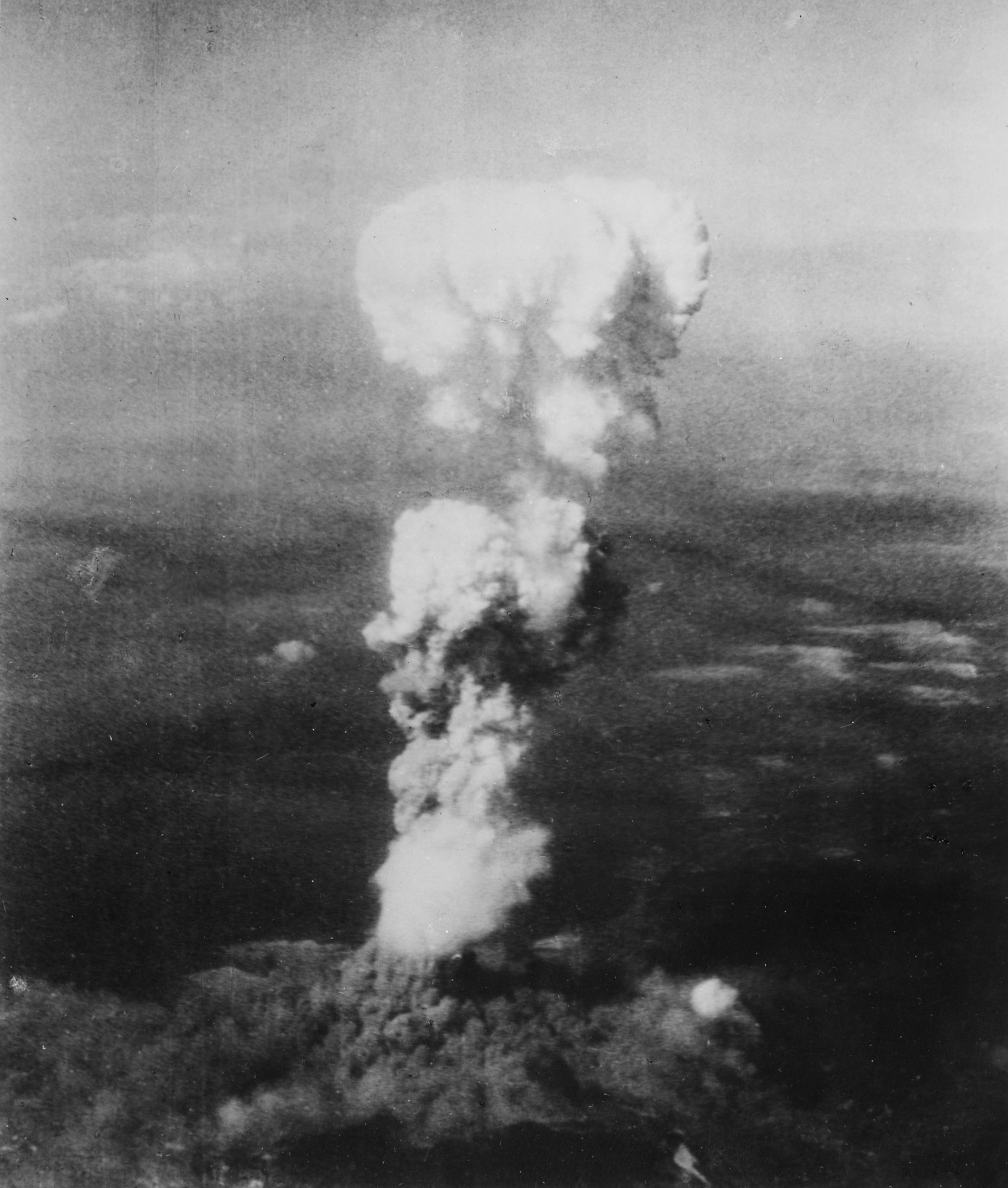 Fig. 1: Unknown photographer. 1945. «Atomic Cloud Over Hiroshima» [Photograph]
