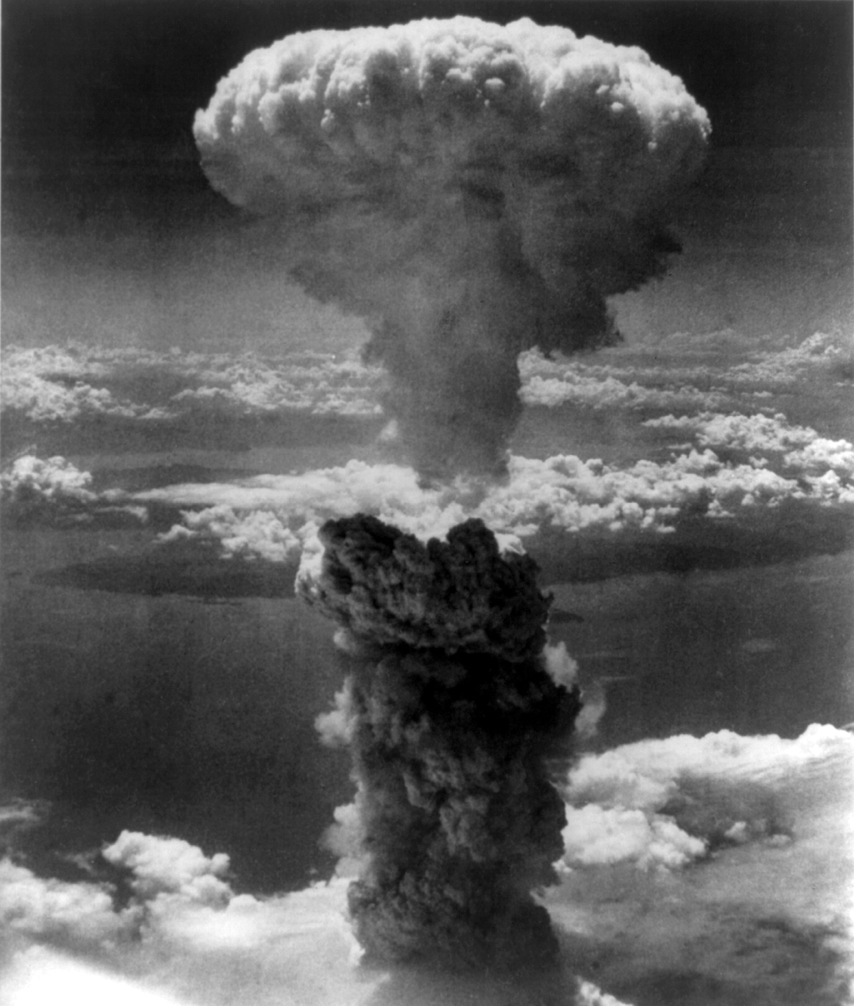 Fig. 2: Unknown photographer. 1945. «Atomic Cloud Over Nagasaki» [Photographie]
