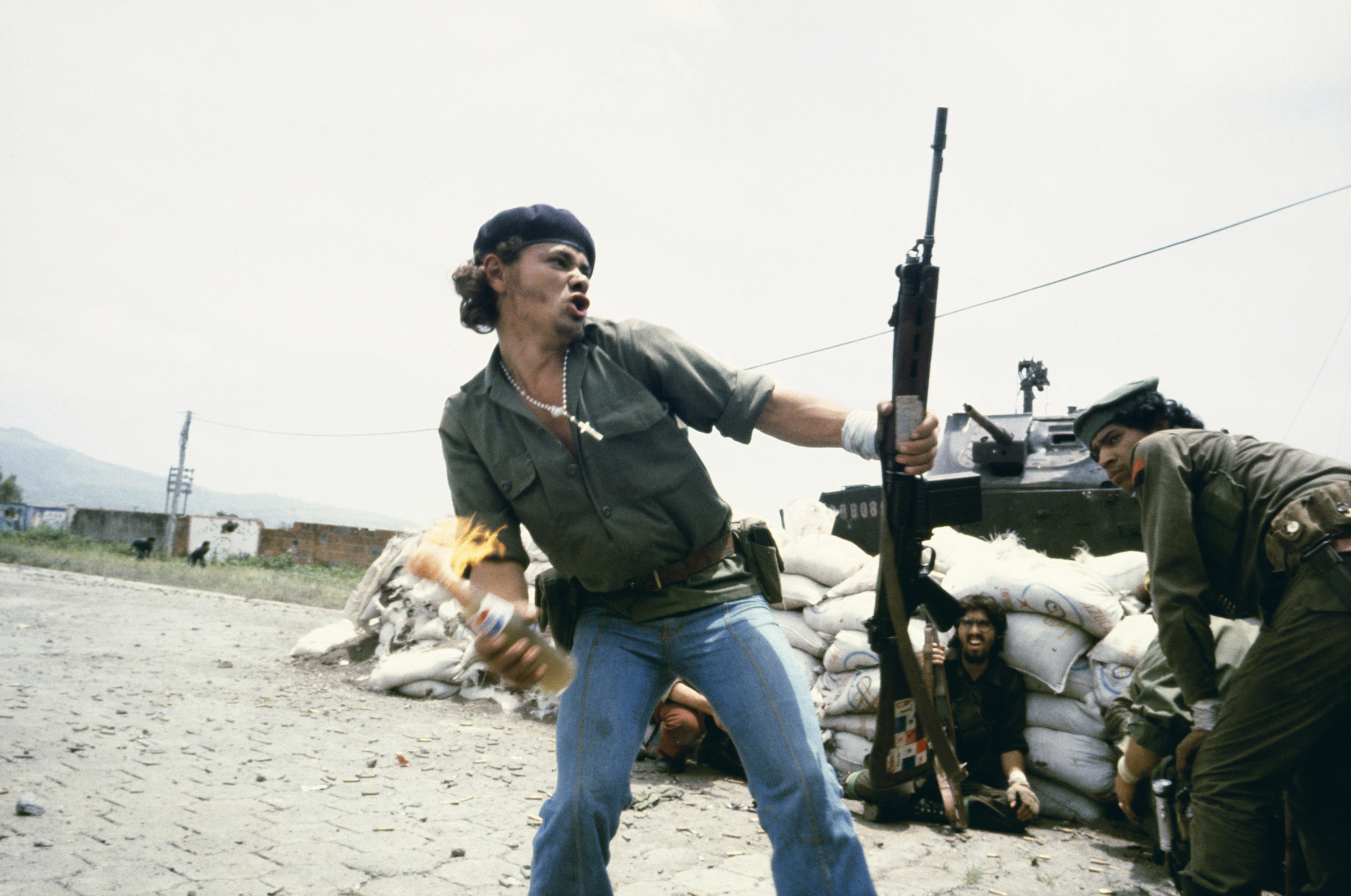 Fig. 1: Meiselas, Susan. 1979. Nicaragua. «Sandinistas at the Walls of the Esteli National Guard Headquarters» [Photograph]
