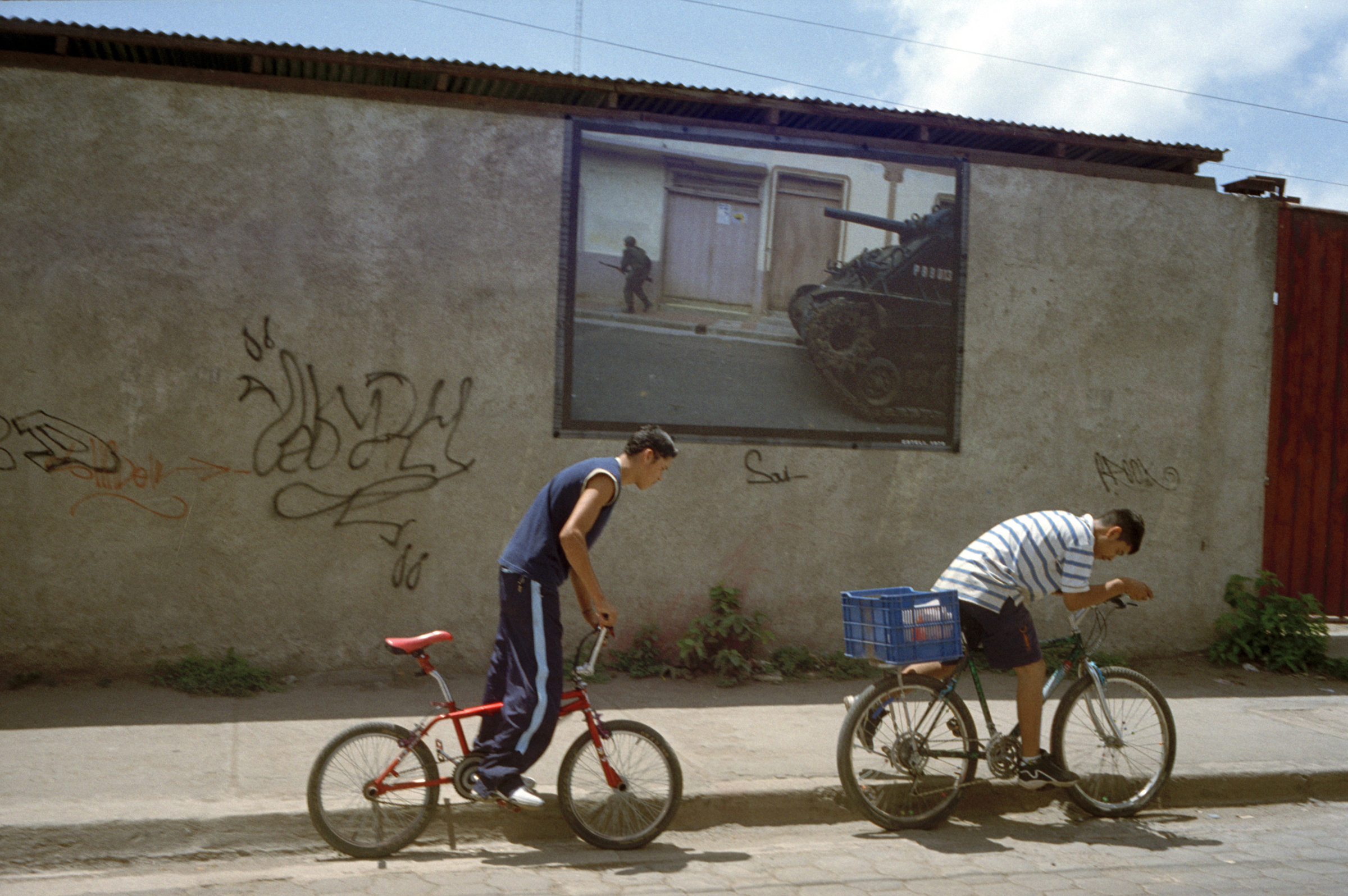 Fig. 3: Meiselas, Susan. 2004. «National Guard entering Esteli, September 1978» [Photograph]
From the series «Reframing History»
