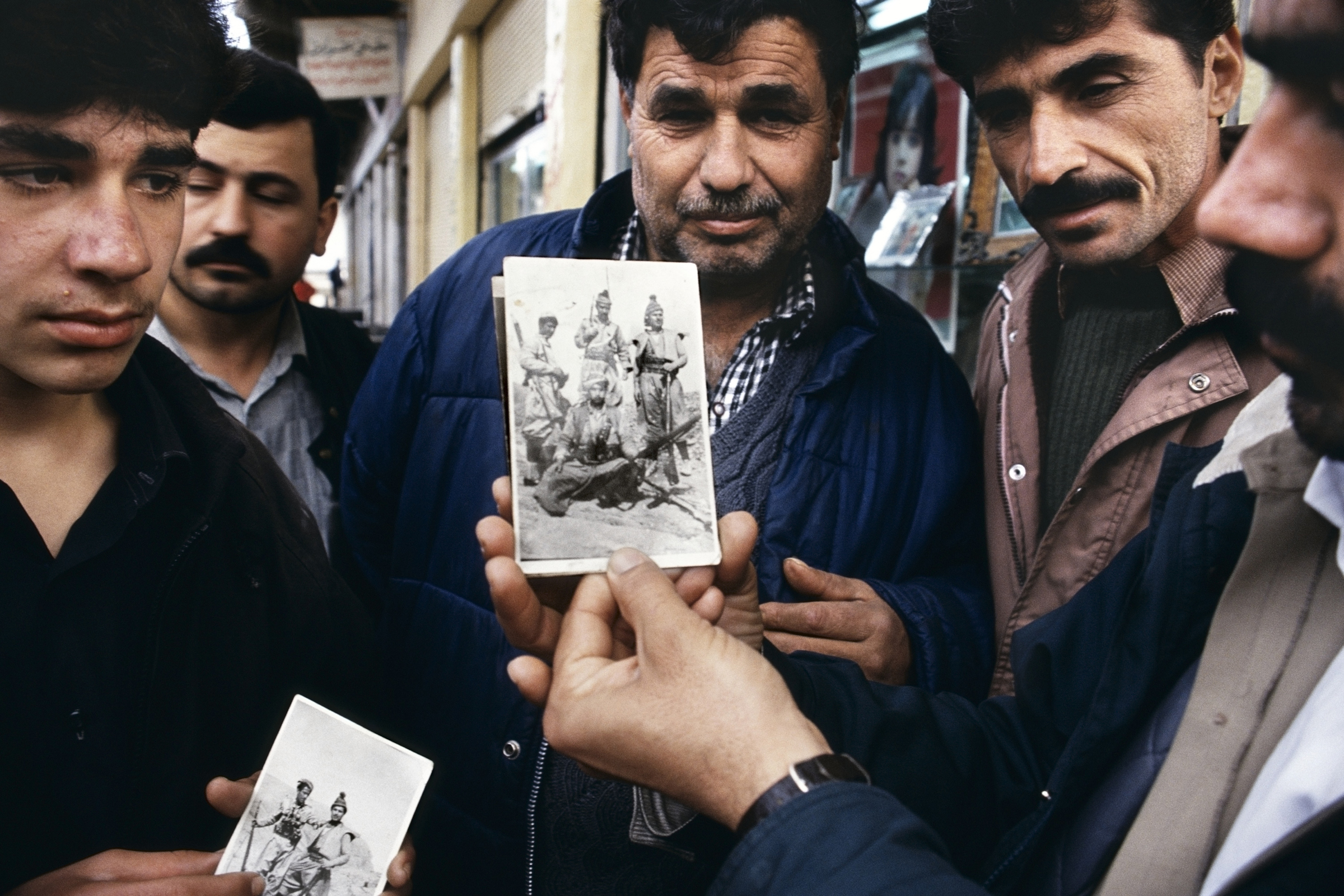 Fig. 4: Meiselas, Susan. 1991. «Jamal Kader Osman shows a picture he carries of himself as a Peshmerga fighter from the 1963 rebellion» [Photograph]
From the series «Kurdistan», Sulaymaniyah, Northern Iraq
