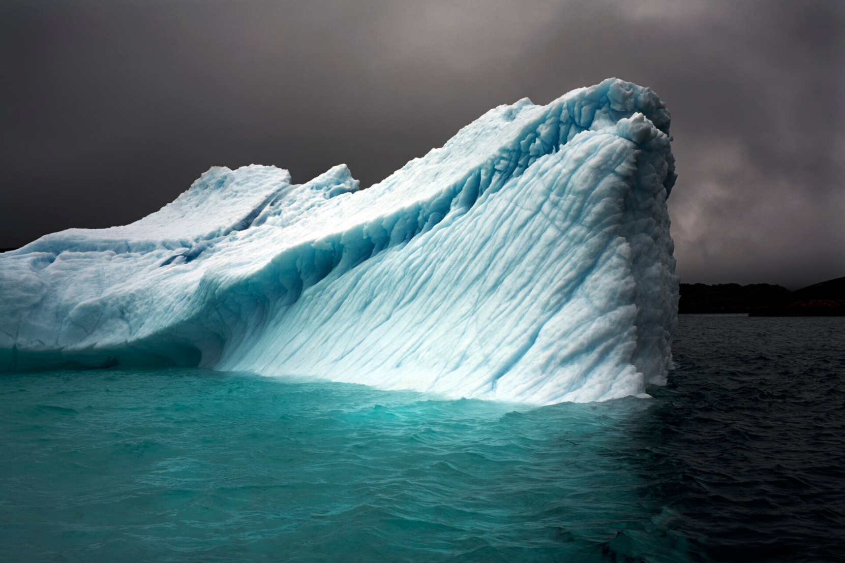 Seaman, Camille. 2008. «Breaching Iceberg, Greenland» [photographie] 
