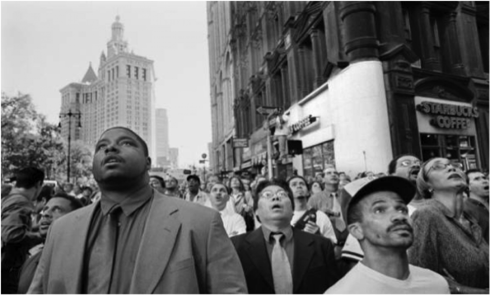 Fig. 3: Witty, Patrick. 2001. «Park Row au moment où la tour sud commence à s’effondrer, 11 septembre 2001, New York» [Photographie]

