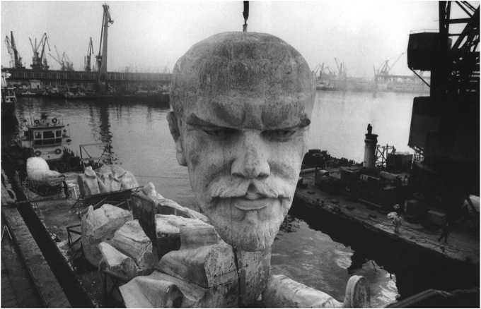 Fig. 1: Koudelka, Josef. 1994. Roumanie. «Sans titre [1]» [Photographie] Tournage du film Le regard d’Ulysse de Theo Angelopoulos. 