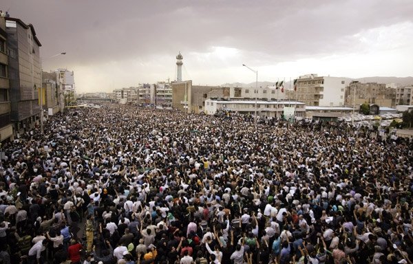Fig. 3: Unknown photographer. June 15th 2009. «Cell phone image of mass protest» [Photograph]
“Photos – Showing the green power!”
