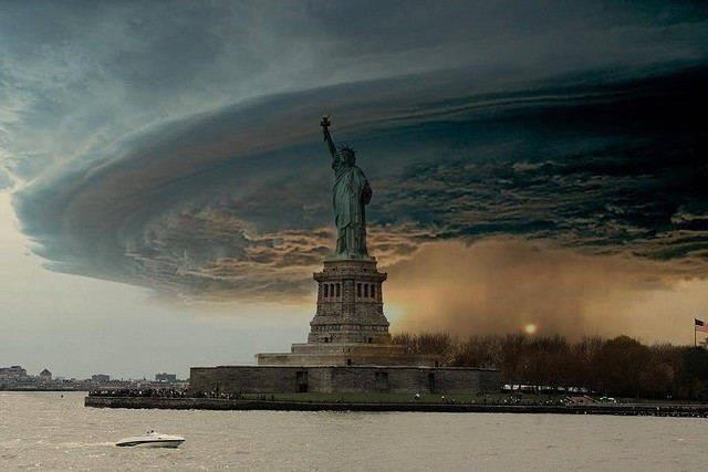 Ottis, Jason. 2012. «Sandy et Photoshop»  Cette photographie truquée de Sandy à l’assaut de New York a été partagé plus de 100 000 fois sur Facebook. 