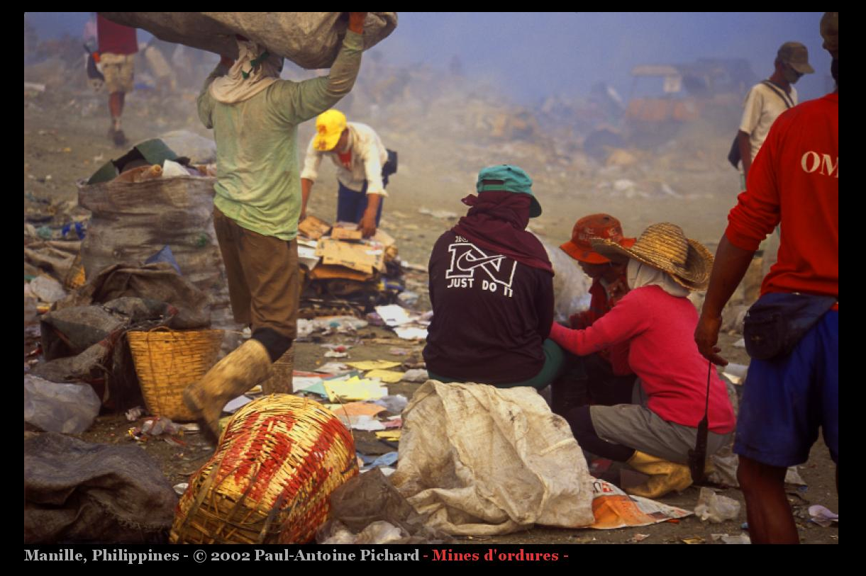 Pichard, Paul-Antoine. 2002. «Mines d’ordures» [Photographie] Série réalisée à Manille, Philippines. 