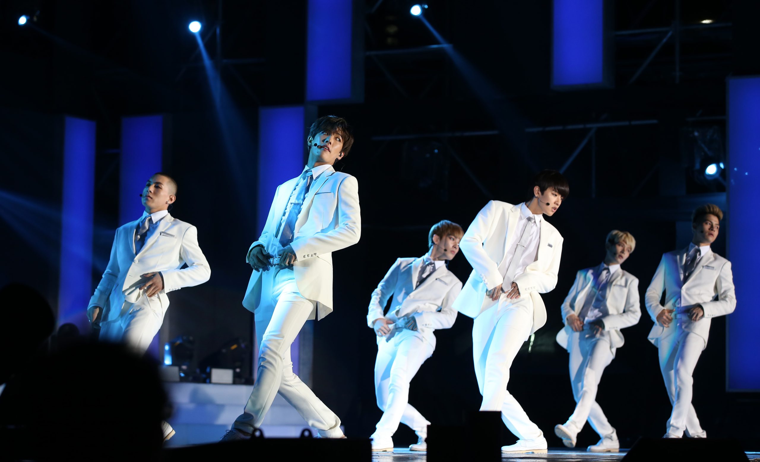 Le groupe Cross Gene, un boys band K-pop multiculturel promu par l’agence Amuse Korea. Photographié à Séoul en 2015. Source: https://commons.wikimedia.org/wiki/File:Cross_Gene_at_2015_Summer_K-POP_Festival.jpg 