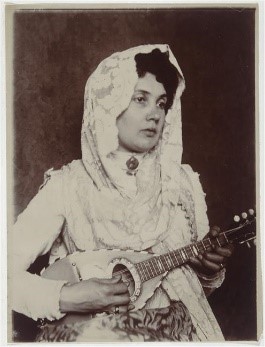 Fig. 14: Zola, Émile. 1888-1902. «Jeanne Rozerot à la mandoline» [Photographie] 
