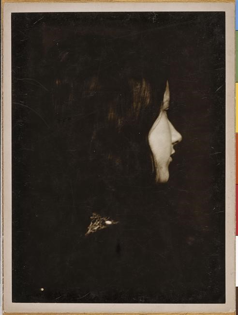 Fig. 15: Zola, Émile. 1900-1902. «Denise de profil à droite» [Photographie] 