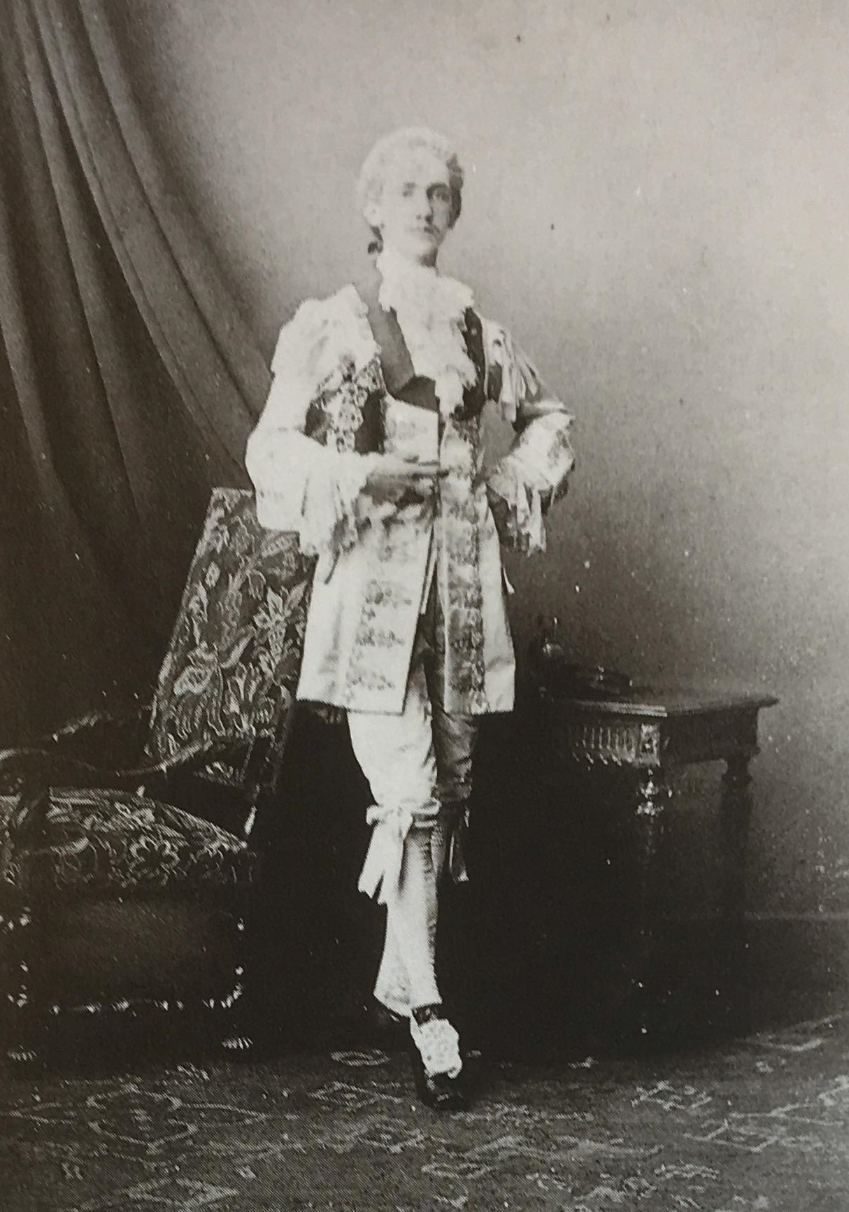 Anonyme. 1874. «Robert de Montesquiou en costume Louis XV» [Photographie] 