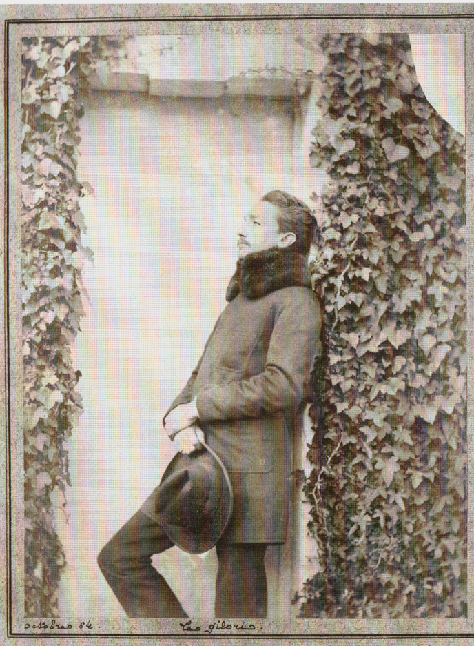 Anonyme. 1884. «Robert de Montesquiou au château de Courtanvaux» [Photographie] Légende autographe à l’encre: «octobre 84. le pilori.». 