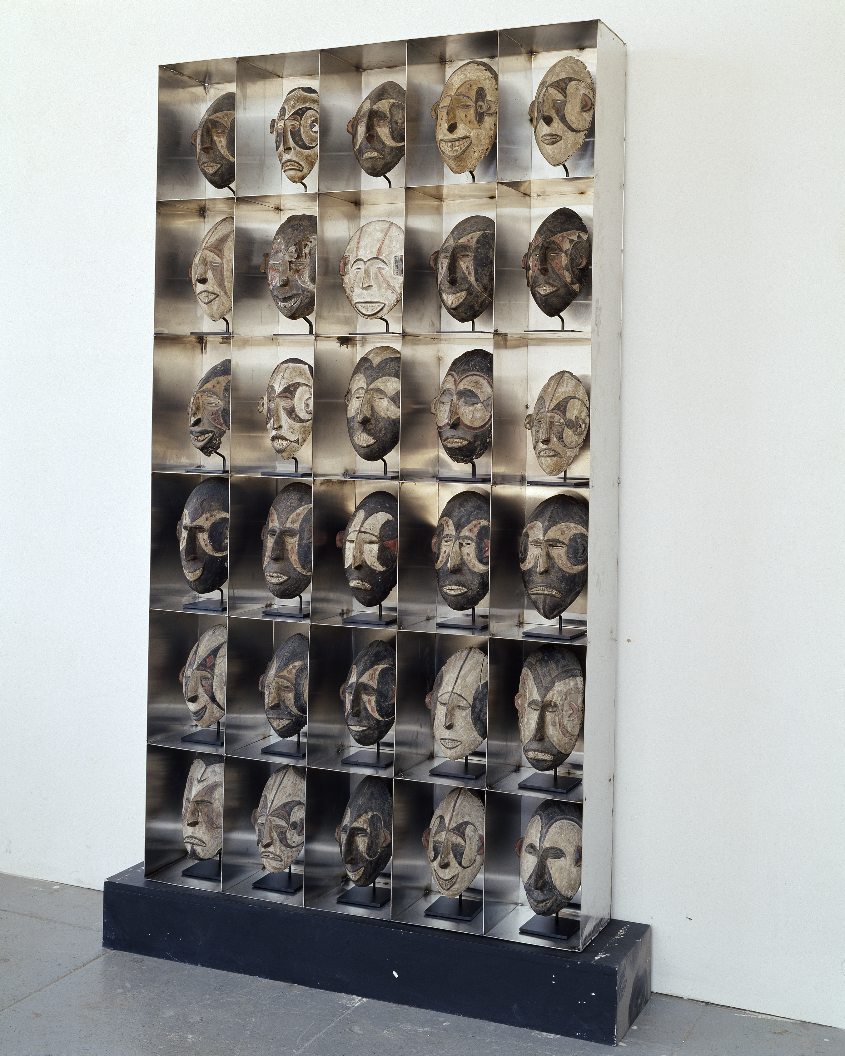 L’Est bo l’Ibo, Arman. 2001. Masques ibo du Nigeria, aluminium, bois. © Galerie Beaubourg, Marianne et Pierre Nahon 