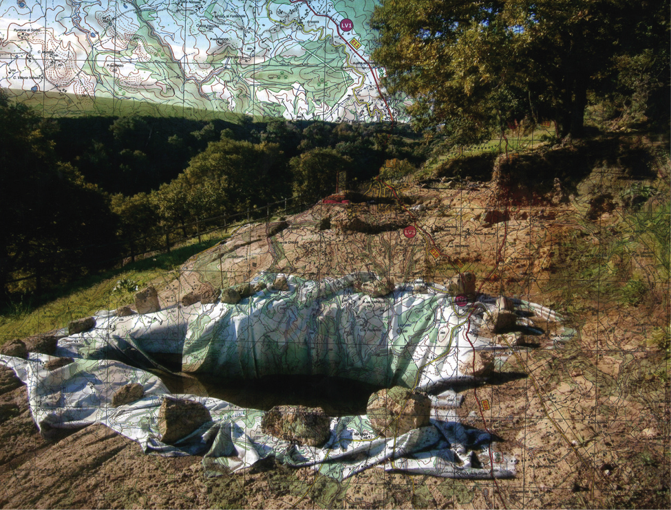 Salvatore Puglia, Ruines dans la forêt B 04, 2016-2017, 30×40, tirage numérique sur verre (site de l’âge du fer, près de Farnese et carte topographique). 
