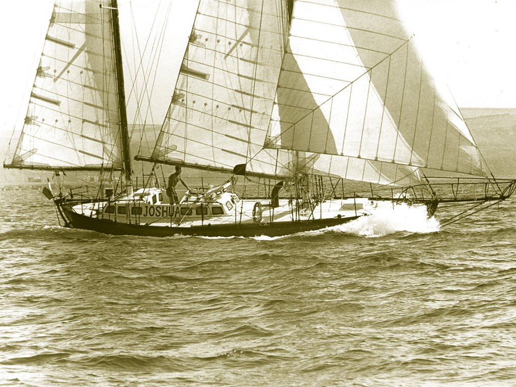 Dear, Ian. 1969. “Bernard Moitessier sailing his ketch rigged yacht ‘Joshua’ “. [photographie] 