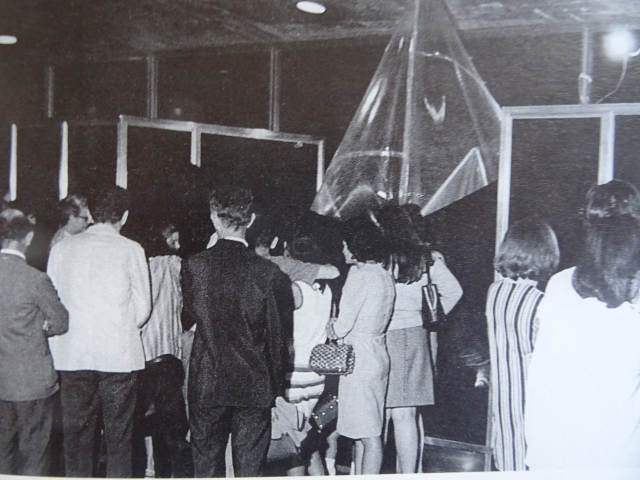 Lygia Clark. 1968. A casa e o corpo [La Maison est le corps]. Visiteurs se pressant pour visiter l’installation. 