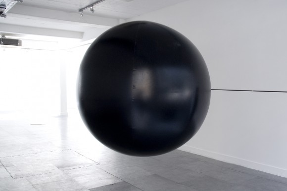 Édith Dekyndt. 2008. Ground Control [Objet en polypropylène, oxygène, hélium, sphère 150 cm]. Vue de l’exposition «The Moon is an Arrant Thief», DRAF, Londres, 2010. 
