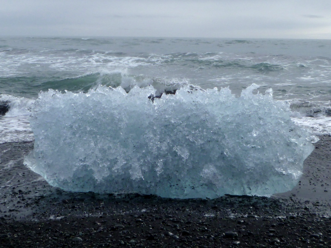 Édith Dekyndt. 2012. Breiðarmerkurfjara Beach [Vidéo projection, lecture en boucle]. 