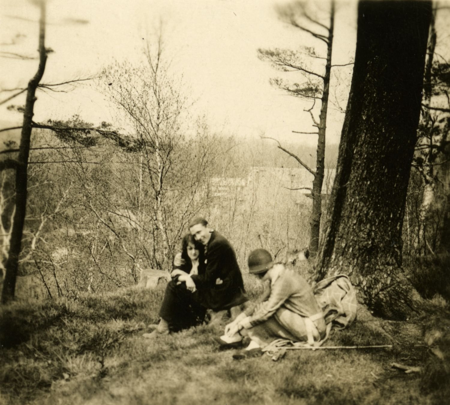 Jeune couple en forêt – [Vers 1925], Bibliothèque et Archives nationales du Québec, Vieux-Montréal, Fond famille Landry, P155,S1,SS1,D501 