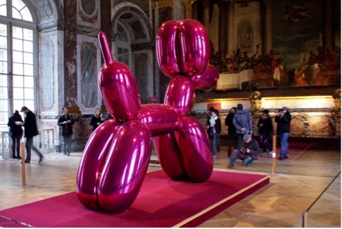 Jeff Koons, «Balloon dog», Château de Versailles, 2008. Disponible en ligne: https://www.kazoart.com/blog/10-oeuvres-art-contemporain-controversees/?Outbrain= 