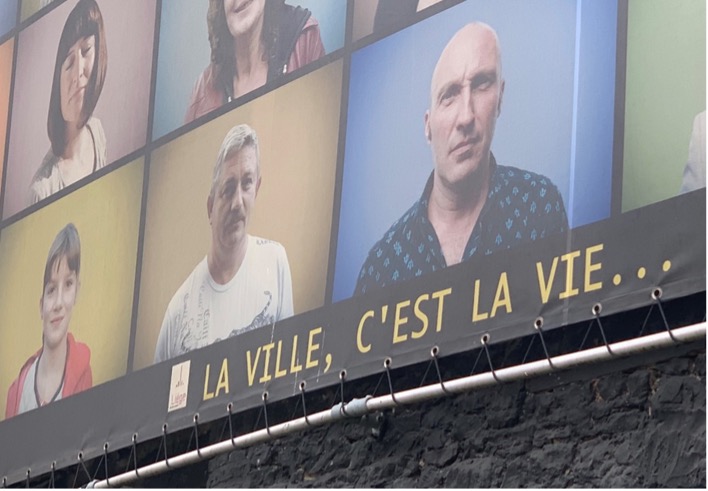 «La ville, c’est la vie… Liège, rencontre des cultures» (détail), bâche monumentale de Samuel Nicolaï, place Saint-Étienne, Liège (Belgique), affichée d’août 2011 à septembre 2020. 