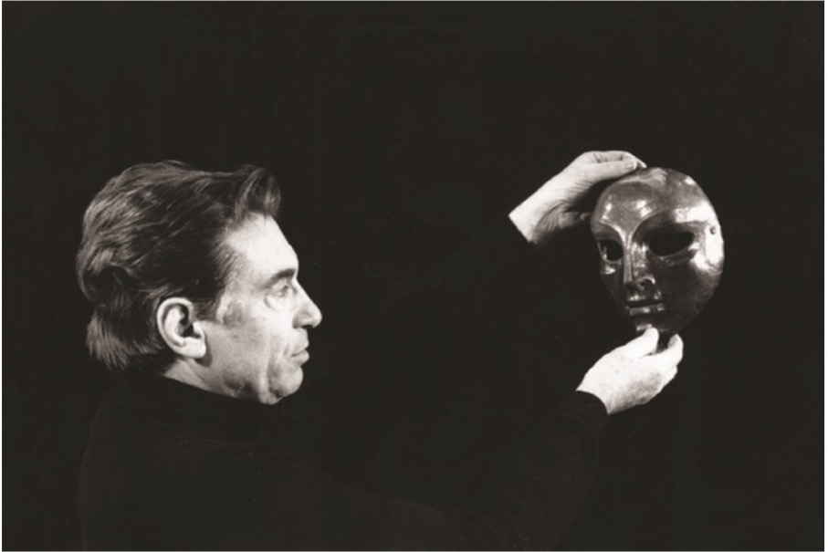 (Fig.1) Jacques Lecoq avec le masque neutre d’Amleto Sartori. © D.R., dans Jacques Lecoq, un point fixe en mouvement par Patrick Lecoq, Actes Sud, 2016. 