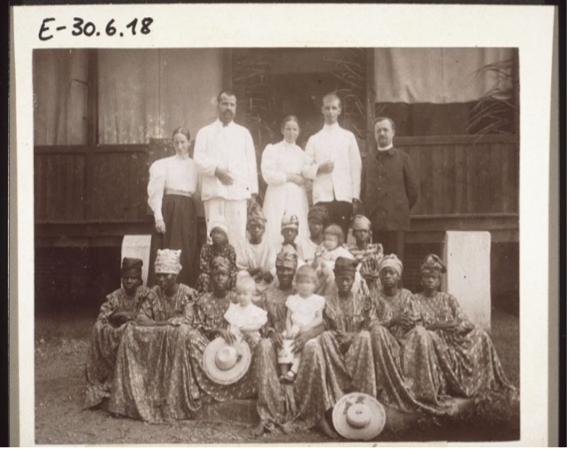 (Fig.2) Photo prise lors d’un baptême à Bonabela. 01.01.1903-31.12.1907 / Basel Mission Archives 