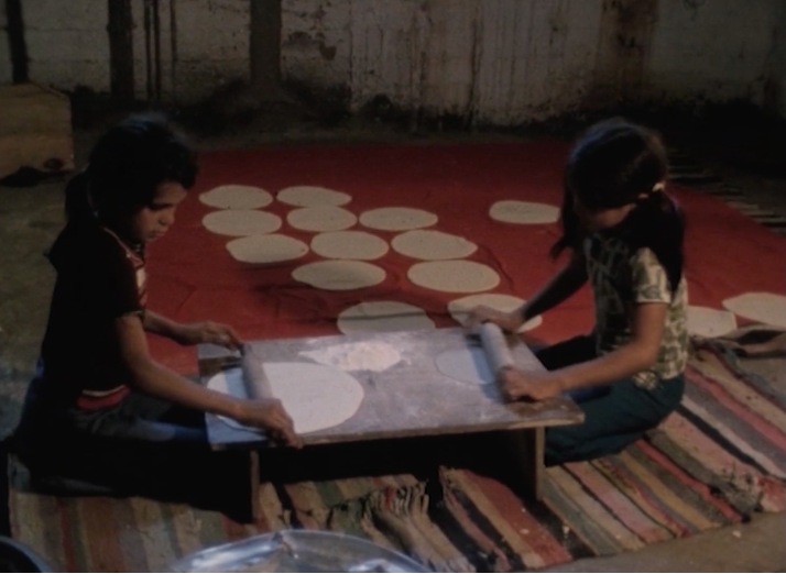 Fig.18 Enfants préparant le pain. Jocelyne Saab (réal.). 1976. Beyrouth, jamais plus. Liban. 