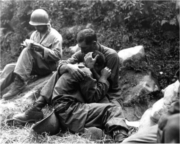 © Landov. Soldat en consolant un autre, guerre de Corée 1950. 