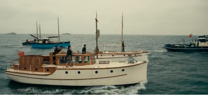 (Fig.11) Dunkirk. 2017. Christopher Nolan (réal. et scén.) États-Unis, Grande-Bretagne, France, Pays-Bas. Une femme sur le pont d’un bateau civil. 